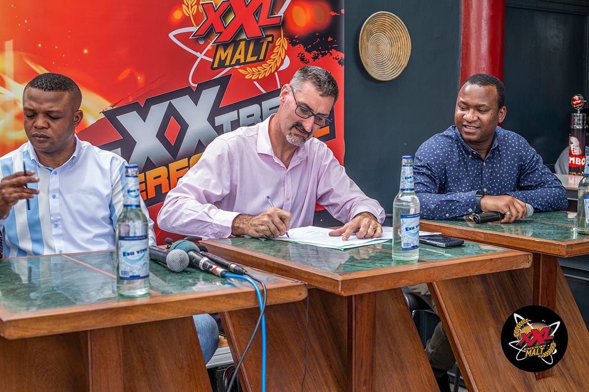 BRACONGO SA signait un contrat de partenariat avec le boxeur champion du monde Junior ILUNGA MAKABO, pour sa marque XXL ENERGY MALT