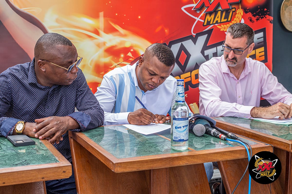 BRACONGO SA signait un contrat de partenariat avec le boxeur champion du monde Junior ILUNGA MAKABO, pour sa marque XXL ENERGY MALT